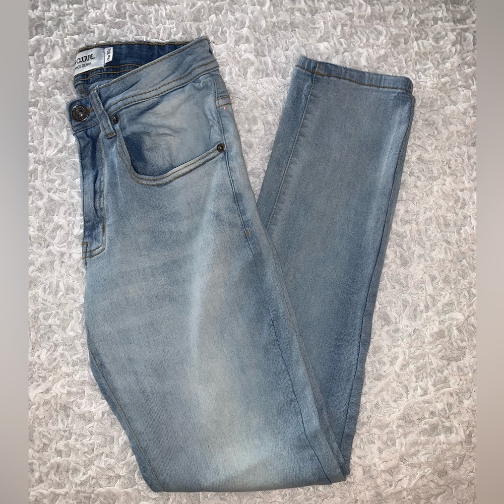 Distressed wash, slim fitting, straight leg Mens size 28x30 jeans.